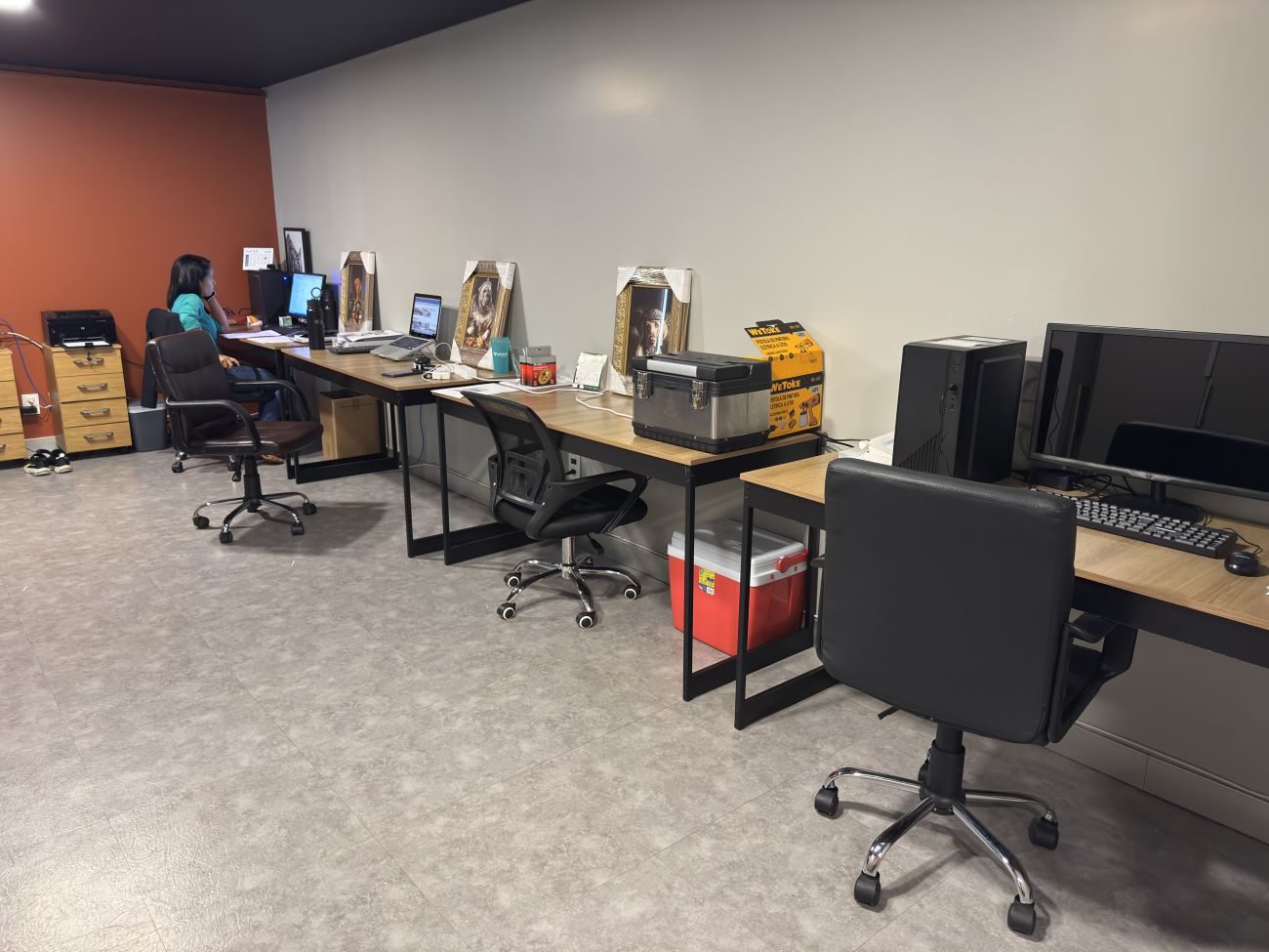 Estação de coworking com pessoas trabalhando